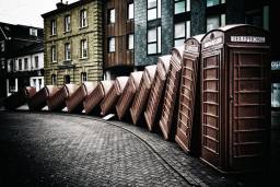 Spielerfehlschluss (Symbolbild: „Korrelationsirrtum“; Installation „Out of Order“ von David Mach, Foto von Loco Steve; Wikimedia Commons)